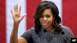 La Première dame Michelle Obama faisant campagne pour Hillary Clinton à Phoenix, dans l'Arizona, le 20 octobre 2016.