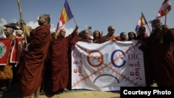 Buddhist monks hold a banner as they protest against the opening of Organization of Islamic Cooperation (OIC) offices in Burma, in front of the city hall in Rangoon, October 15, 2012. 