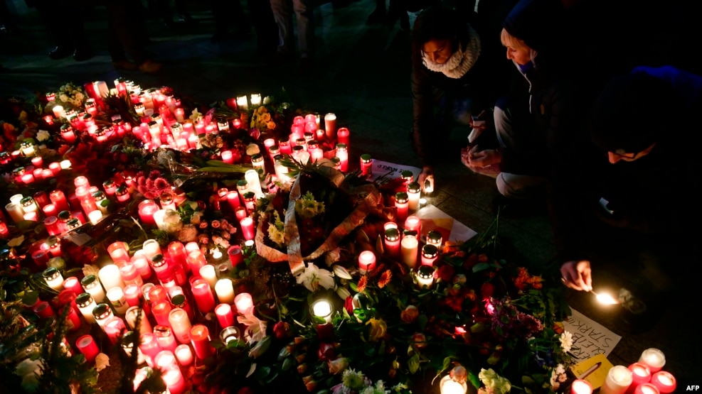Người dân thắp nến tưởng nhớ các nạn nhân vụ khủng bố bằng xe tải tại ngôi chợ Giáng sinh Breitscheidplatz ở Berlin.