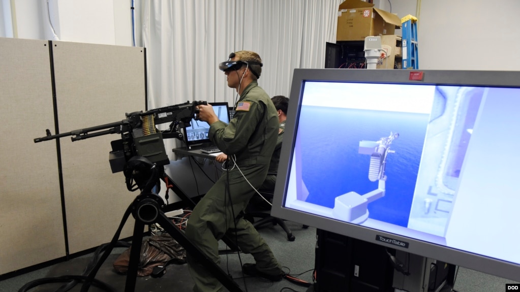 美军人员2016年3月22日训练使用人工智能技术 （美国国防部照片）(photo:VOA)