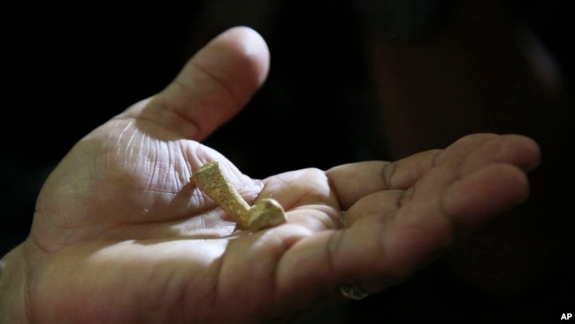 Filipino archeologist Armand Salvador Mijares shows a Metatarsal bone, one of the oldest they recovered from Callao Cave belonging to a new specie they called Homo luzonensis, during a press conference in metropolitan Manila, Philippines.