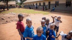 Ouganda: des élèves apprennent grâce à des applications vidéo et des chaines de télévision