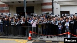 Supporters of French magazine Charlie Hebdo, carrying placards reading "I am Charlie", stage a silent protest outside the Foreign Correspondent Club in Hong Kong, Jan. 8, 2015. 