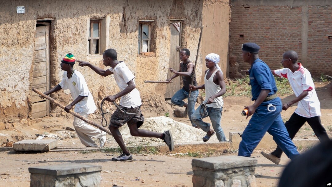 Rumwe mu rwaruka rw'imbonerakure kumwe n'umupolisi w'Uburundi. Muri raporo yayo, Amerika yemeza ko urwo rwaruka rimwe na rimwe rukorana n’abakozi b’iperereza, abasirikare n’abapolisi mu guhungabanya uburenganzira bw’abantu ugasanga hari igihe bigorana gutandukanya abajejwe umutekano n’Imbonerakure za CNDD-FDD.