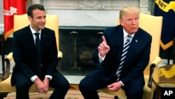 El presidente Donald Trump habla con el presidnete de Francia, Emmanuel Macron en la Oficina Oval de la Casa Blanca, el martes, 24 de abril, de 2018.