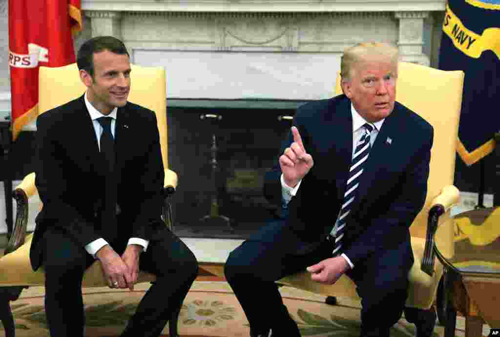 Le président Donald Trump et le président français Emmanuel Macron discutent dans le bureau ovale de la Maison Blanche à Washington, le 24 avril 2018.