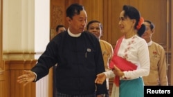 Shwe Mann, left, speaker of Myanmar's Union Parliament, greets National League for Democracy leader Aung San Suu Kyi before their meeting at the Lower House of Parliament, Naypyitaw, Nov. 19, 2015.