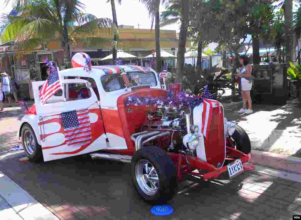 El 4 de julio era una buena ocasión para llevar el auto clásico bien decorado al desfile en Lauderdale by the Sea, Florida.