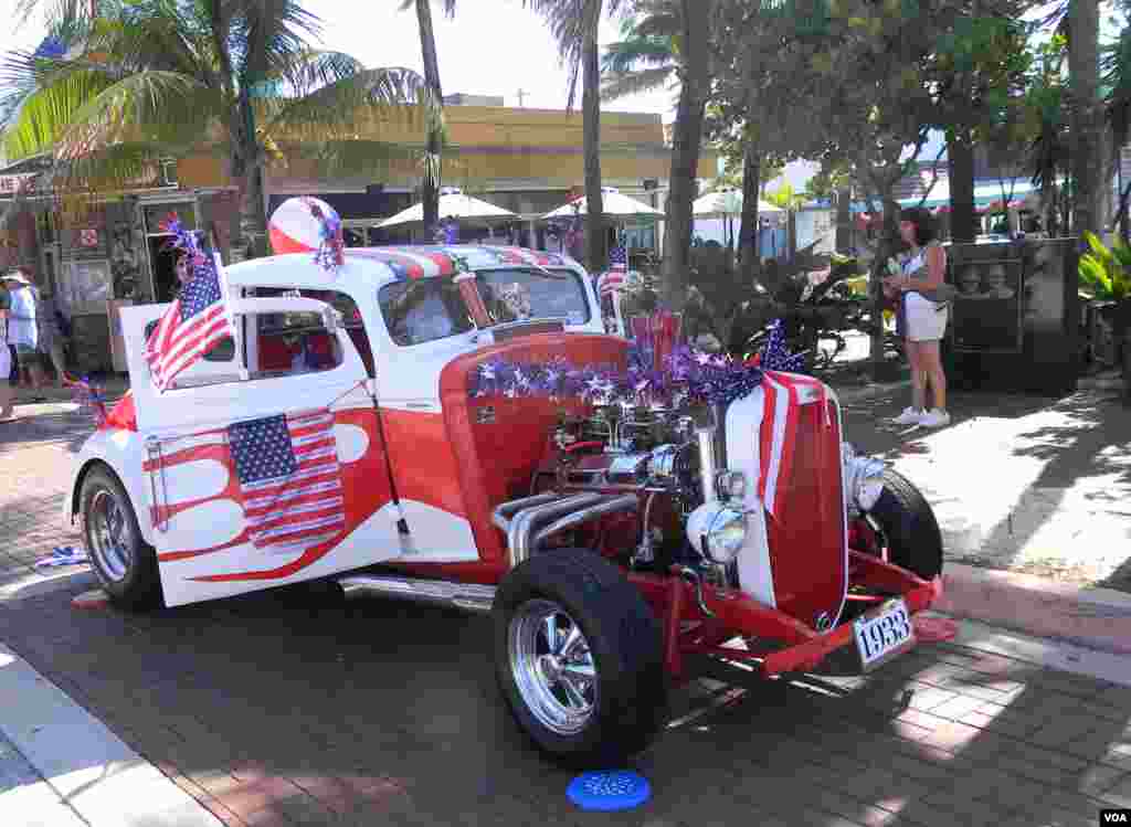 El 4 de julio era una buena ocasión para llevar el auto clásico bien decorado al desfile en&nbsp;Lauderdale by the Sea, Florida.