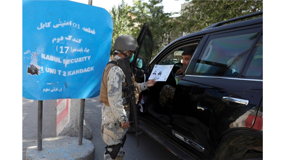 Personel keamanan Afghanistan menggeledah mobil di sebuah pos pemeriksaan di sekitar Zona Hijau di sekitar kantor-kantor kedutaan besar di Kabul, Afghanistan, Selasa, 25 Mei 2021.