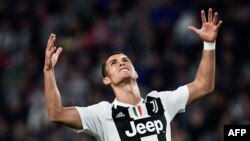 L'attaquant portugais de la Juventus, Cristiano Ronaldo, réagit lors du match de football italien de Serie A entre la Juventus et Bologne, au stade Allianz de Turin, le 26 septembre 2018.
