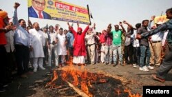 امرت سر میں دلت مظاہرے کے دوران وزیر اعظم نریندر مودی کا پتلا جلا رہے ہیں۔ 2 اپریل 2018