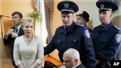 Police lead former Ukrainian Prime Minister Yulia Tymoshenko out of the courtroom after a verdict in her case has been rendered at the Pecherskiy District Court in Kyiv, Ukraine, Oct. 11, 2011. 