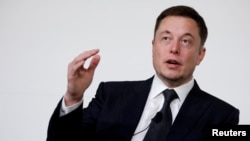 Elon Musk, CEO pabrik mobil listrik Tesla Inc. dan perusahaan roket SpaceX berbicara dalam sebuah konferensi antariksa di Washington DC, Rabu (19/7). 