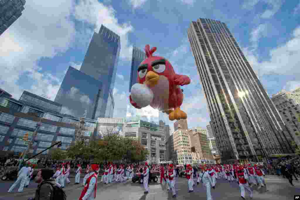 The balloon Angry Bird is moved through Columbus Circle during the Macy&#39;s Thanksgiving Day Parade in New York.