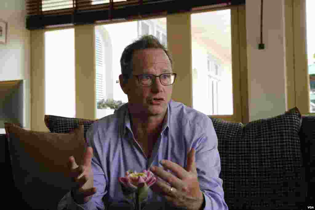 លោក Jonathan Friedland នាយកផ្នែកទំនាក់ទំនងរបស់បុស្តិ៍ទូរទស្សន៍ Netflix កំពុងផ្តល់បទសម្ភាសន៍ជាមួយ VOA បន្ទាប់ពីសន្និសីទកាសែតសម្ភោធខ្សែភាពយន្ត «មុនដំបូងខ្មែរក្រហមសម្លាប់ប៉ារបស់ខ្ញុំ» កាលពីថ្ងៃទី១៨ កុម្ភៈ ២០១៧ នៅខេត្តសៀមរាប ប្រទេសកម្ពុជា។(នៅ វណ្ណារិន/VOA)