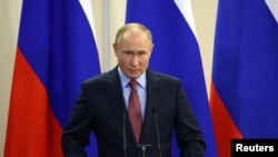 Ruski predsednik Vladimir Puton govori tokom konferencije za novinare u Sočiju, Rusija, 8. decembra 2021.