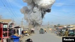 지난 10일 아프가니스탄 쿤두즈 경찰청에 탈레반의 공격이 있은 후 연기가 치솟고 있다. (자료사진)