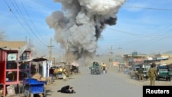 阿富汗自杀汽车炸弹爆炸后浓烟滚滚（2015年2月）