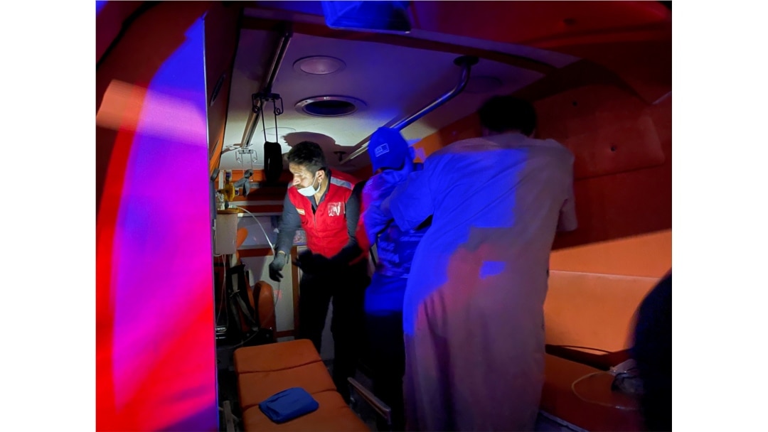 Seorang pasien yang menderita COVID-19 dipersiapkan untuk dievakuasi dengan ambulans di luar rumah sakit Ibnu Khatib, setelah kebakaran akibat ledakan tangki oksigen di Baghdad, Irak, 25 April 2021. (Foto: REUTERS/Thaier Al-Sudani)