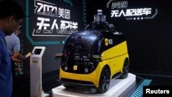 上海举行的世界人工智能大会上展出的美团人工智能无人配送车。（2021年7月8日）