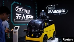 上海舉行的世界人工智能大會上展出的美團人工智能無人配送車。 （2021年7月8日）