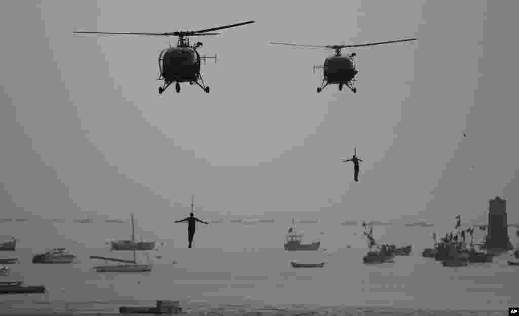 Comandos da Marinha Indiana fazem demonstração alusiva às comemorações do Dia da Marinha, no Mar Árabe em Mumbai. O Dia da Marinha celebra-se a 4 de Dezembro. 