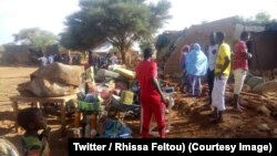 Quelques familles sortent leurs biens menacés par des inondations à Agadez, Niger, 15 août 2018. (Twitter/ Rhissa Feltou)