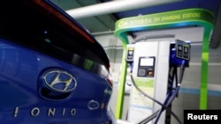 Mobil listrik buatan Hyundai Motor, IONIQ, sedang mengisi baterai di stasiun pengisian di Seoul, Korea Selatan, 11 Desember 2018.