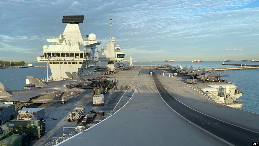 英国伊丽莎白女王号航母战斗群停靠在新加坡樟宜海军基地。（2021年10月11日）(photo:VOA)