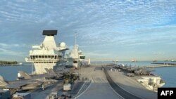 Toàn cảnh đường băng trên tàu sân bay HMS Queen Elizabeth của Anh tại Căn cứ Hải quân Changi ở Singapore vào ngày 11/10/2021. (Ảnh của CATHERINE LAI / AFP)