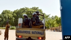 Un véhicule de la gendarmerie burkinabé à Ouagadougou, le 2 novembre 2014.
