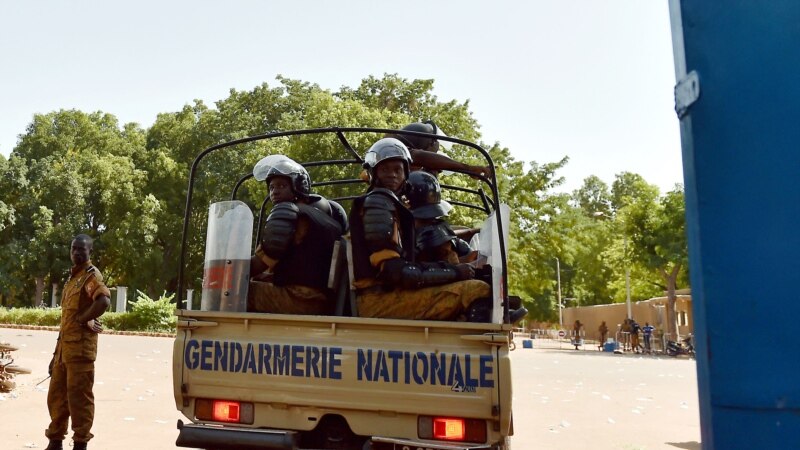 Neuf gendarmes et une 