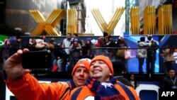 Navijači Denver Bronkosa Tod Barns i Mič Danijels fotografišu se na Superboul bulevaru na Tajms Skveru dva dana uoči finala NFL šampionata, 31. januara 2014. 