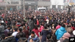 2月20号聚集在北京王府井麦当劳快餐店门前的人群