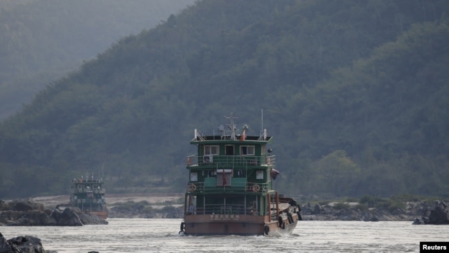 Tàu hàng Trung Quốc trên sông Mekong gần khu vực Tam giác Vàng