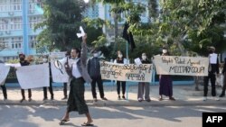စစ္အာဏာသိမ္းမႈကို ကန္႔ကြက္ဆႏၵျပသူမ်ားကို မႏၱေလးၿမိဳ႕မွာ ေတြ႔ရ။ (ေဖေဖာ္ဝါရီ ၀၄၊ ၂၀၂၁)