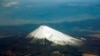 白雪覆盖下的富士山。