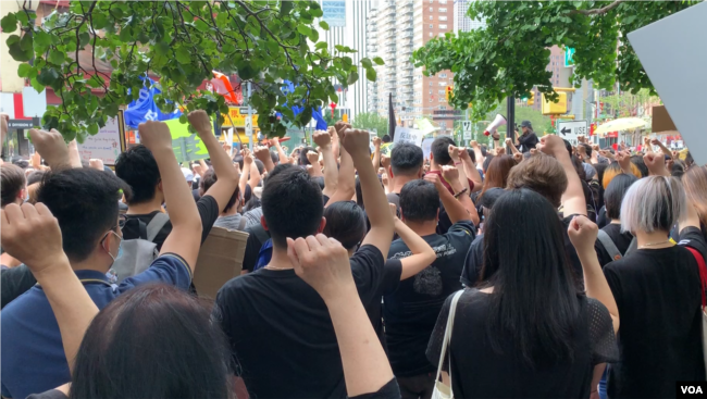 将近一千人星期天在纽约曼哈顿集会，声援香港抗议行动。久岛拍摄。