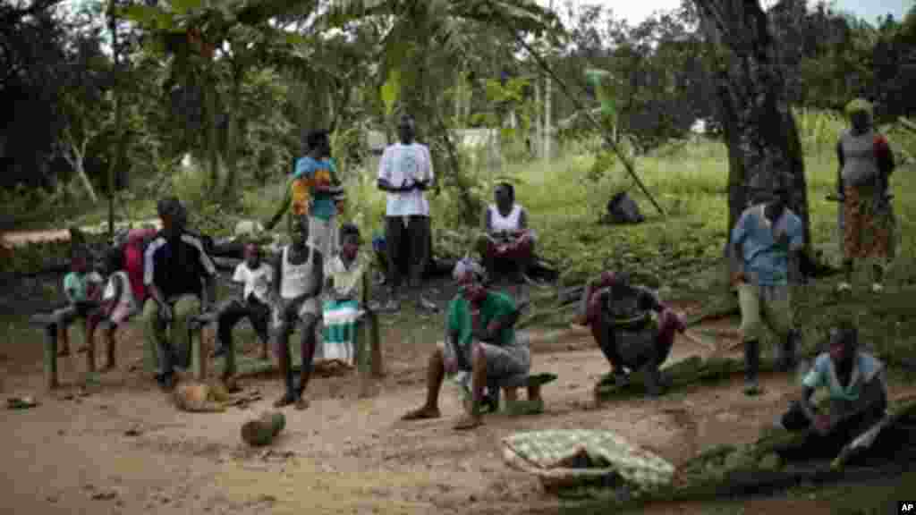 Les habitants du village de Freeman Réserve, à environ 30 miles au nord de Monrovia, au Libéria, contemplent des membres du service d&#39;ambulance du district 13 ramasser six malades suspects d&#39;Ebola mis en quarantaine mardi 30 septembre 2014. 