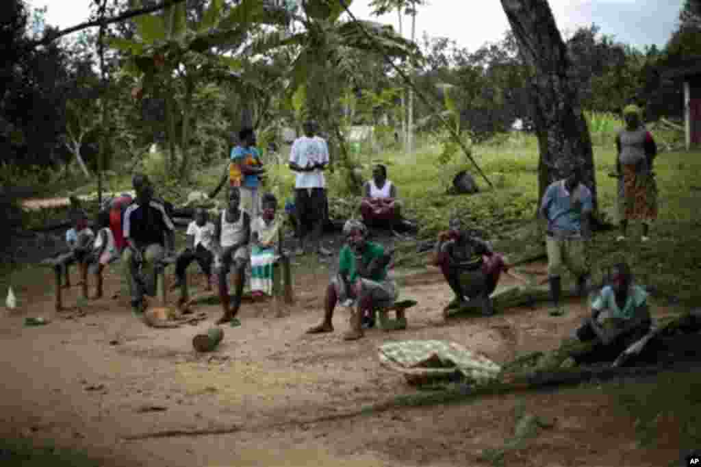 شش فرد مظنون به ابتلا به ابولا در انتظار آمبولانس در روستای &laquo;فریمن رزرو&raquo; - لیبریا، هشتم مهر ۱۳۹۳ 