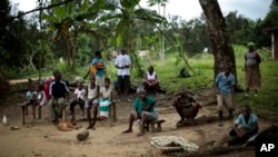 La primera víctima conocida del actual brote fue un menor de dos años, Emile Ouamouno, que vivía en Meliandou, un pueblo en medio de un bosque con sus padres y tres hermanas, incluyendo Filomena, de cuatro años.