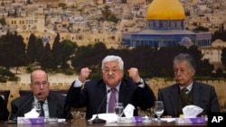 Palestinian President Mahmoud Abbas, center, speaks during a meeting with the Palestinian Central Council, a top decision-making body, at his headquarters in the West Bank city of Ramallah, Jan. 14, 2018. 
