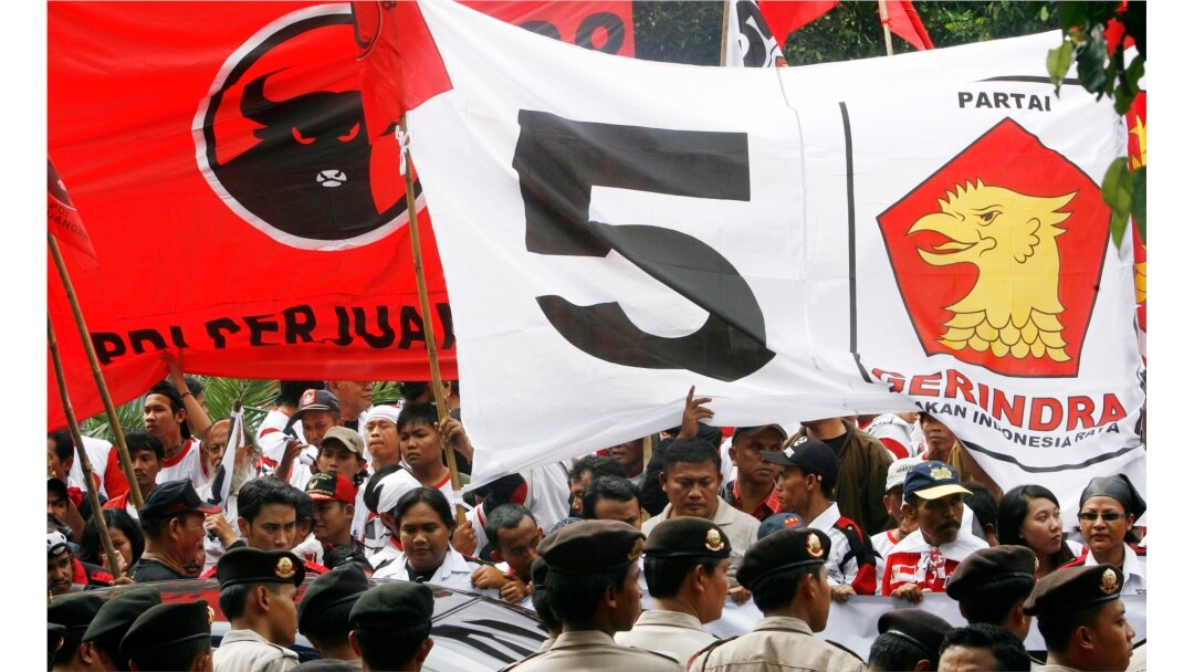 Polisi mengawal pendukung Partai Demokrasi Indonesia Perjuangan (PDI-P) dan Partai Gerakan Indonesia Raya (GERINDRA) di Komisi Pemilihan Umum di Jakarta, 16 Mei 2009. (Foto: REUTERS/Supri)