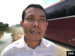 លោក ស ម៉ូរី​ អនុប្រធាន​បណ្តាញ​យុវជន​កម្ពុជា​ និយាយ​ពី​ការរារាំងរបស់​អាជ្ញាធរ​មូលដ្ឋាននៅ​ស្រុក​ត្រាំ​កក់​ ​ខេត្ត​តាកែវ​ ថ្ងៃទី ១០ ខែកក្កដា ឆ្នាំ​២០២០។ (ហ៊ុល រស្មី​/វីអូអេ)​