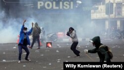 Demonstran bentrok dengan polisi saat protes terhadap UU Cipta Kerja yang kontroversial di Jakarta, 8 Oktober 2020. (Foto: REUTERS/Willy Kurniawan)