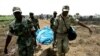 Des soldats camerounais transportent un mort sur une civière, à Kousseri, Cameroun, 23 avril 2006.