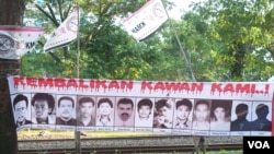 ILUSTRASI - Poster dengan foto 13 aktivis pro demokrasi tahun 1997/1998 yang hingga kini masih hilang. (Fathiyah Wardah/VOA).