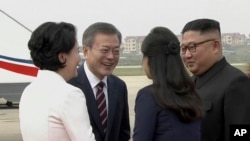 Rais wa Korea Kusini Moon Jae-in, pamoja na mkewe Kim Jung-sook, wakikaribishwa na kiongozi wa korea kaskazini Kim Jong Un na mkewe Ri Sol Ju, Sept. 18, 2018.