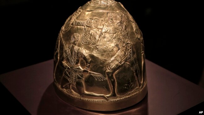 Chiếc mũ chiến binh bằng vàng của người Scythia được trưng bày ở bảo tàng Allard Pierson tại Amsterdam vào ngày 4/4/2014.